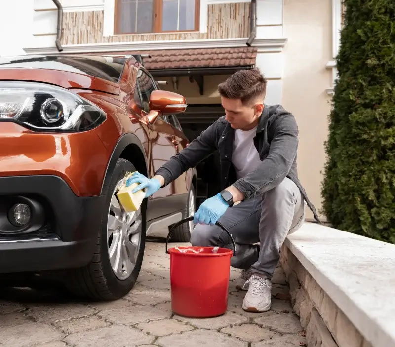 Lavage auto à domicile Déservillers : professionnel intervenant sur un véhicule